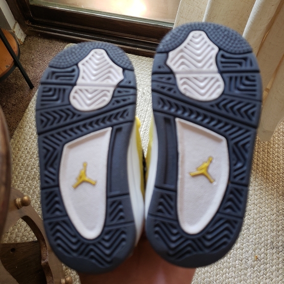 Nike Air Jordan 4 Retro Lightning Sz 6C 2021 - Picture 3 of 5